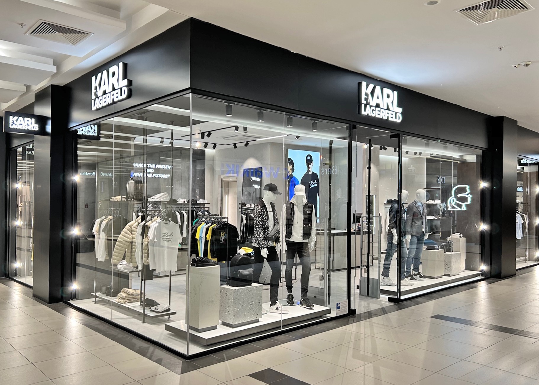 City Fashion отвори нова моно бренд продавница KARL LAGERFELD во Skopje City Mall: Добредојдовте во светот на KARL LAGERFELD