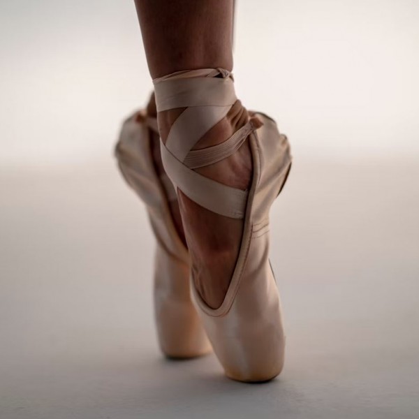 Ова сигурно не го очекувавте: Како изгледаат стапалата на една балерина? (ВИДЕО)