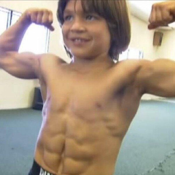 Малиот Херкулес на само 8 години беше најнабилданото дете и креваше 40 килограми: Сега има 30 и шокира со својот изглед (ФОТО)