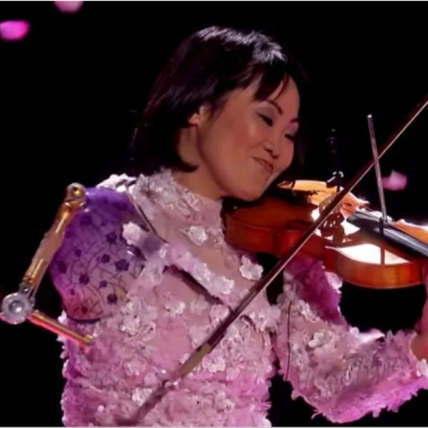 Пред 13 години ја изгубила раката во несреќа: Тоа не ја спречило да свири виолина, и да нѐ воодушеви