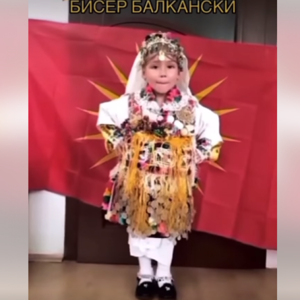 Македонска гордост: Девојче во народна носија ја пее „Бисер балкански“ (ВИДЕО)