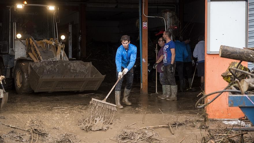 Рафаел Надал помага при чистењето во Мајорка после поплавата