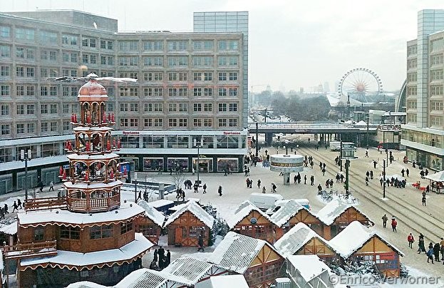 Александерплац, најголемиот плоштад во Берлин обоен во новогодишни бои!