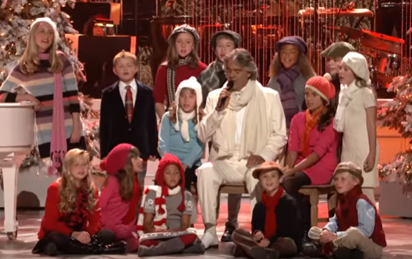 Во пресрет на празниците: Адреа Бочели со неверојатна изведба на „Santa Claus Is Coming To Town“!