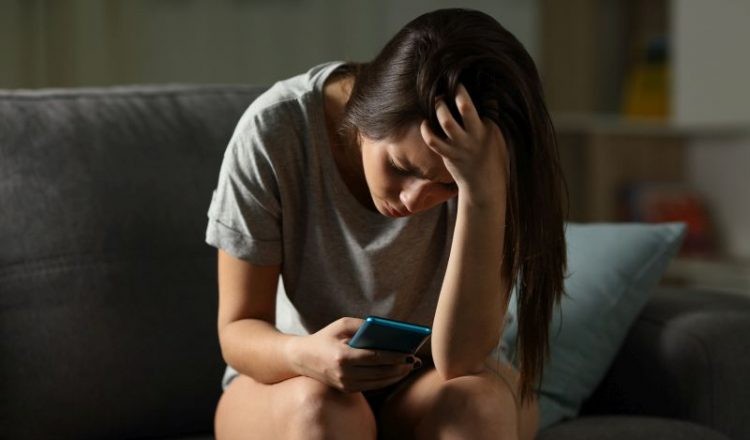 ВНИМАВАЈТЕ: Социјалните мрежи може да предизвикаат депресија кај тинејџерите!