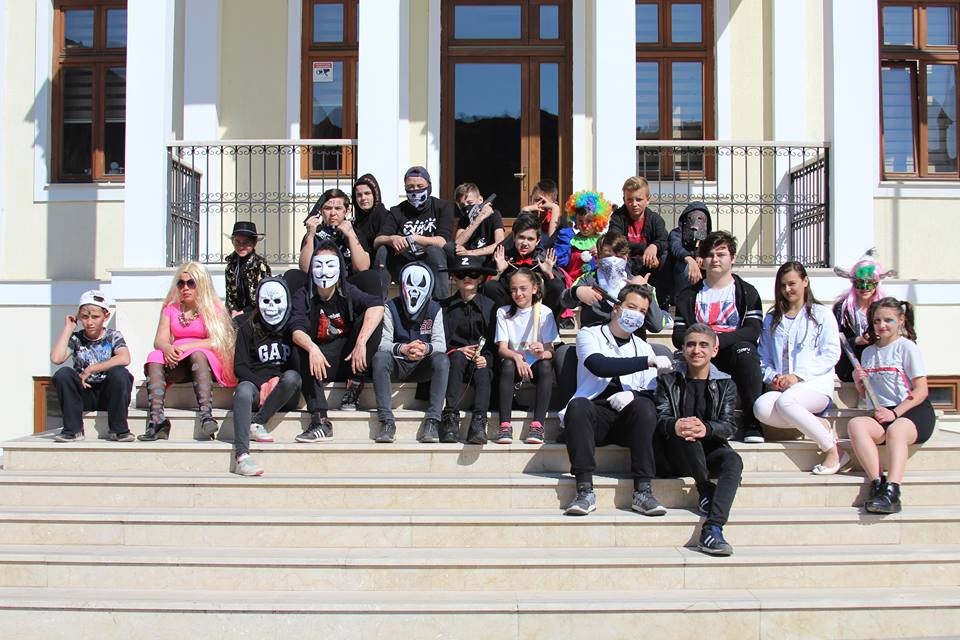 (ФОТО) УНИКАТНИ РЕМЕК ДЕЛА: Уште еден успешен „Бал под маски“ на учениците од „Ванчо Прке“!