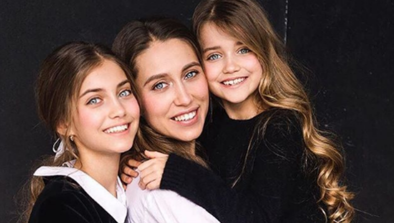 Фотки кои ќе те шокираат: Тие не се сестри, туку се мајки и ќерки!