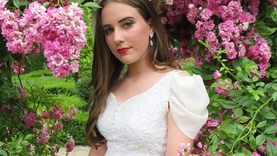 Tинејџерка го освои светот: Наместо „тренди“ фустан, за матура ја облече венчаницата на мајка си!