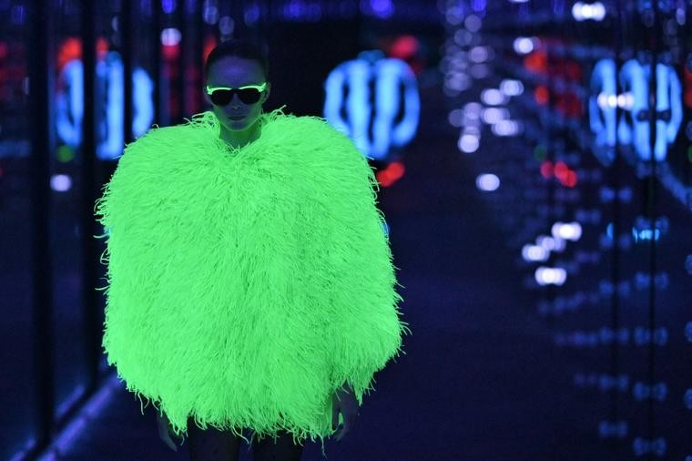 Урнебесен моден „камбек“: Дизајнерите го враќаат духот на диско ерата