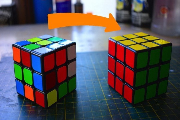 Еве како да наместите рубикова коцка во 20 чекори!