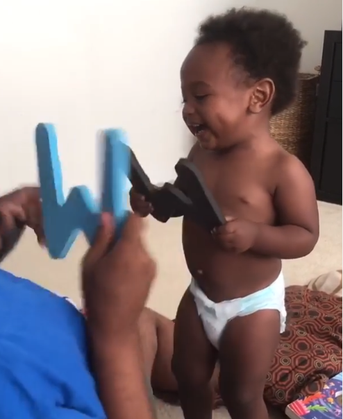(ВИДЕО) Да се растопиш: Таткото го учи синот на буквите, а тој се смее наслатко на свет