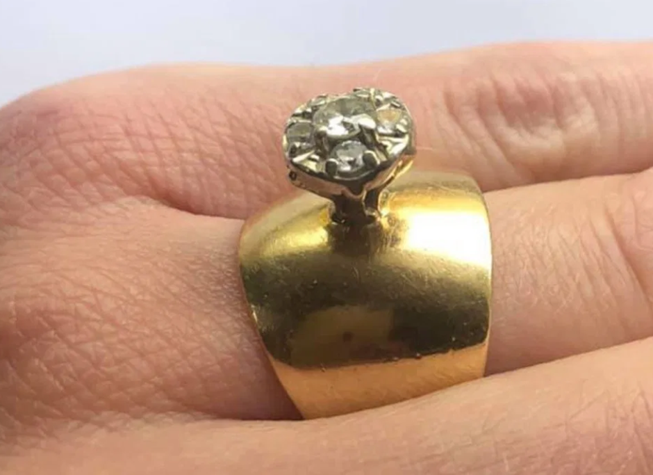 Мајка на својата ќерка и го подарила својот веренични прстен: Корисниците на Интернет ги навредуваат