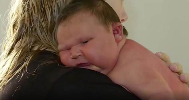 (ВИДЕО) „Мал сумо борец“: Мајка родила бебе кое тежи скоро 6 килограми