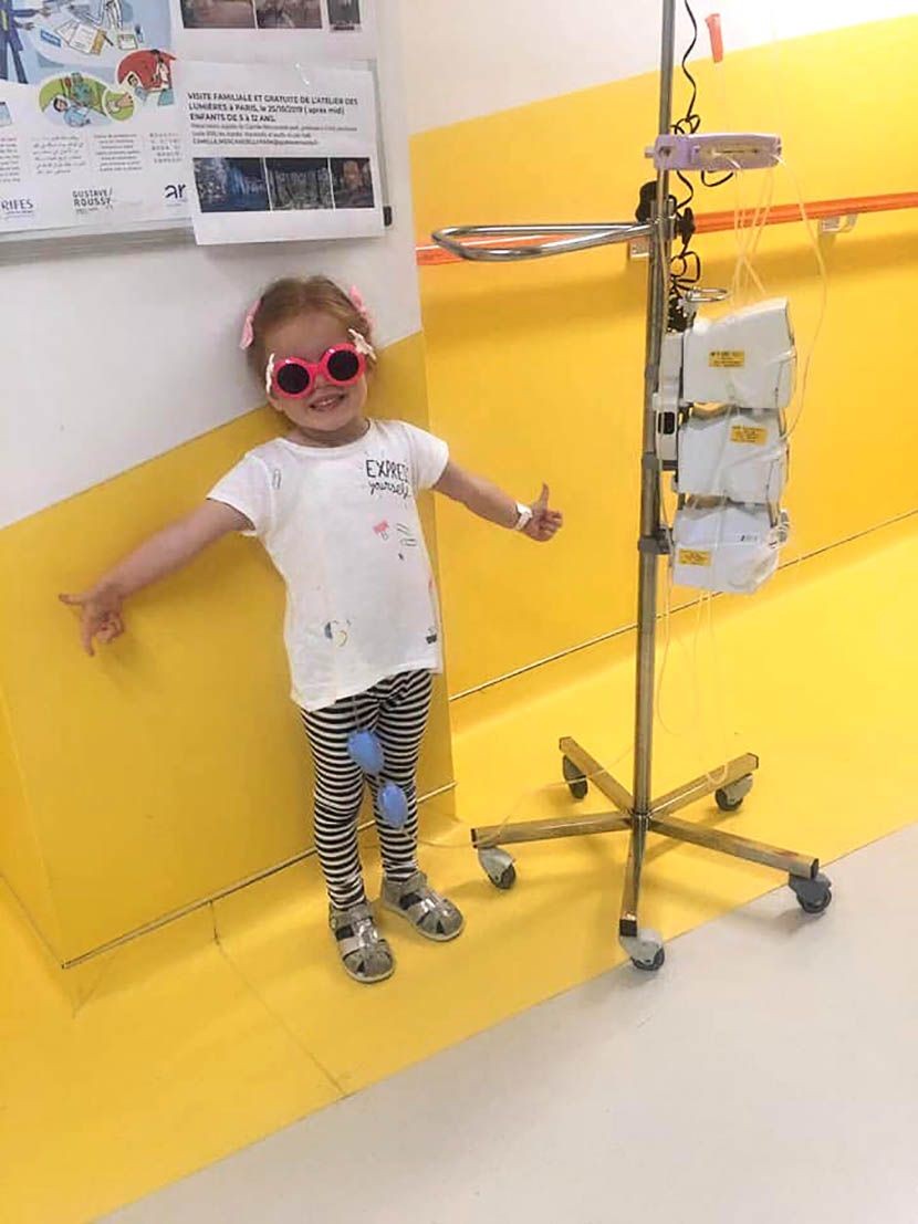 (ВИДЕО) Херој на годината: Малата Хелена игра оро додека прима хемотерапија