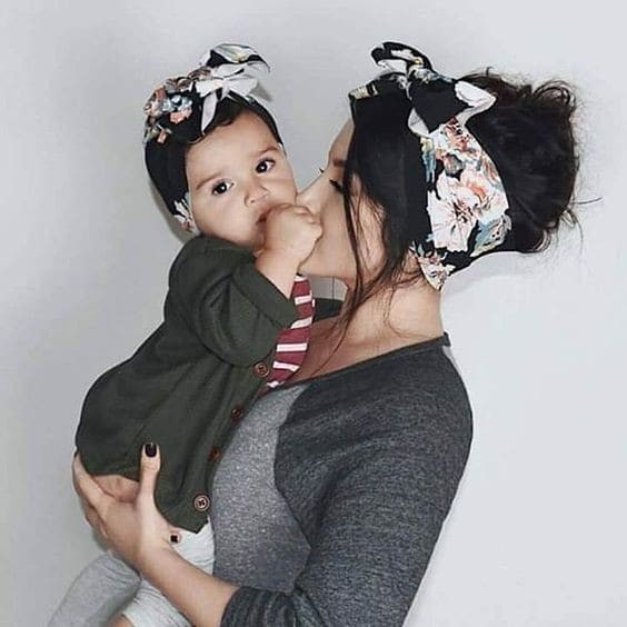 Ги искористуваат сопствените деца: Што се крие зад фотографиите на совршените мајки на Инстаграм?