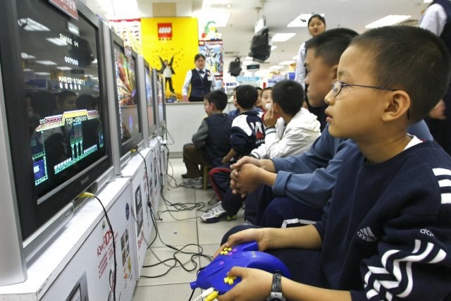 Кина со нова забрана: Малолетниците нема да може да играат видео игри по 22 часот