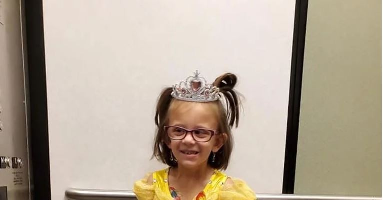 5 - годишната Лили за секоја хемотерапија се облекува како Дизни принцезите