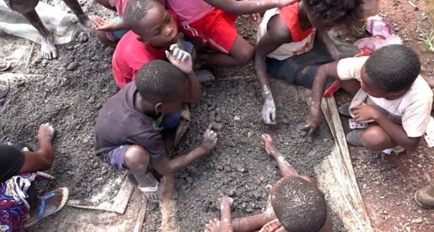Работат во нечовечки услови: Работниот ден на децата рудари трае 12 часа