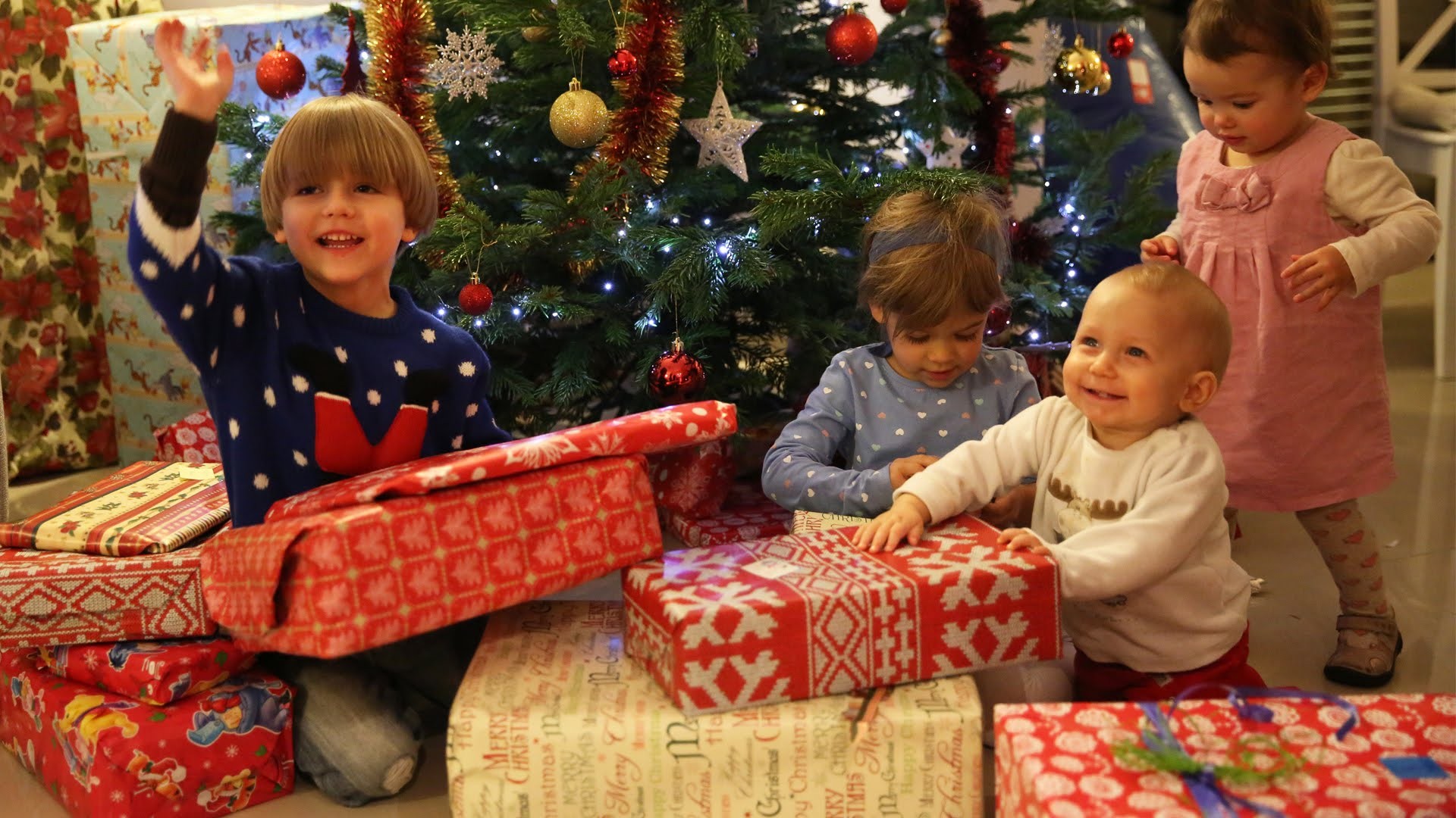 Новогодишен пренк: Како реагираат децата на лажните подароци од родителите?