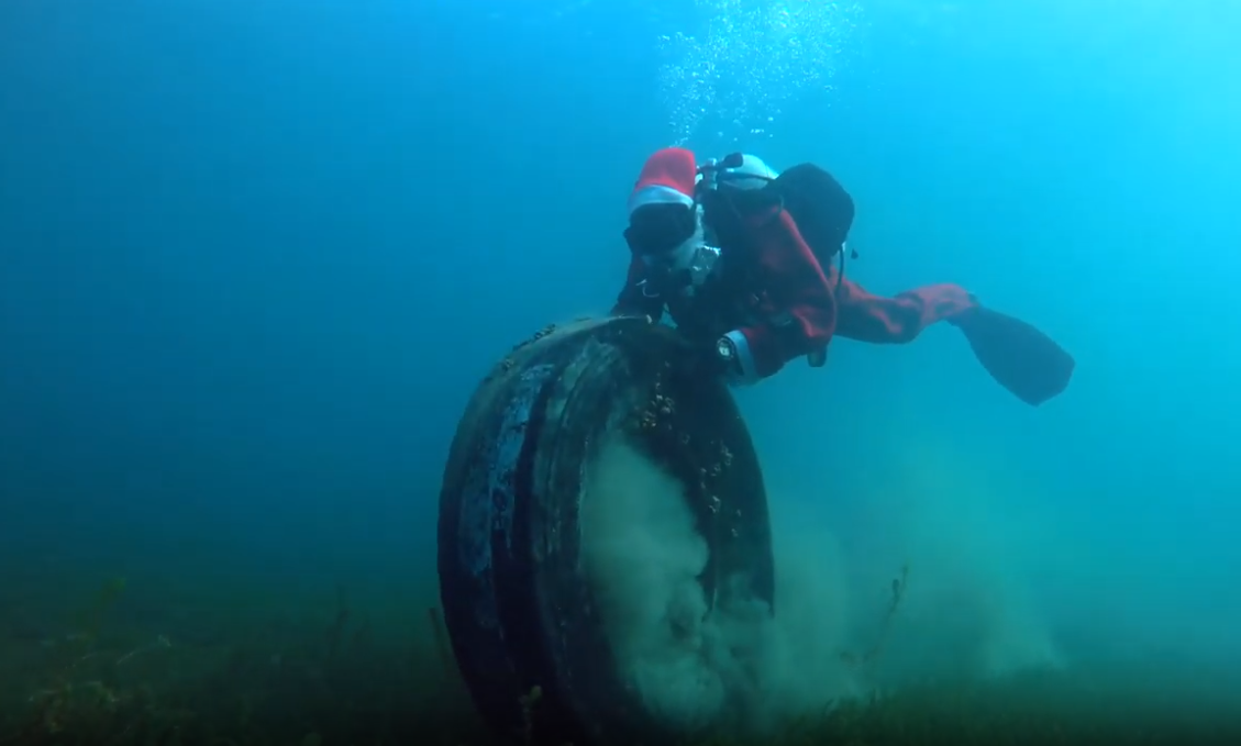 Дедо Мраз и нуркачите од „Акватек“ со подводна еко - акција во Охридското езеро