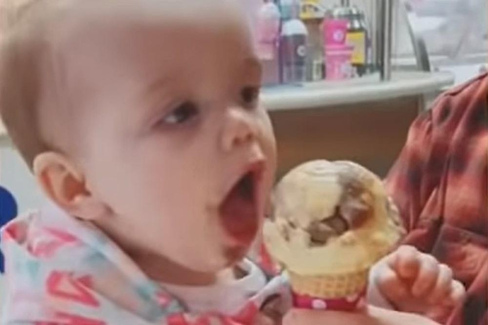 Бебе за првпат пробува сладолед: Реакцијата ќе ви го поправи денот