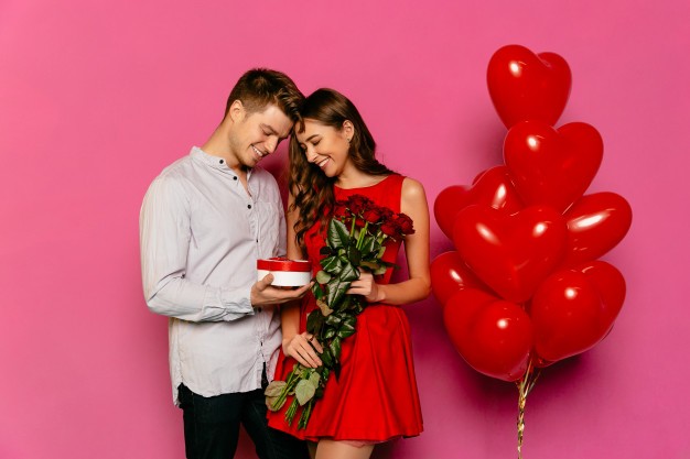 Се двоумите што да ѝ подарите на девојката: 3 идеи за Денот на вљубените