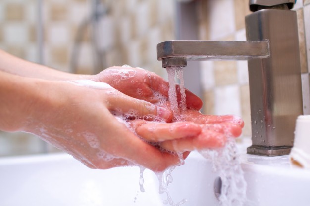 Зошто сапунот и водата најдобро делуваат во борба против коронавирусот и другите болести?