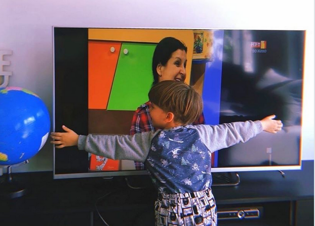 Позитив на денот: Ведран ја прегрнува својата учителка преку телевизорот