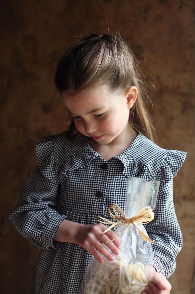 Слатката мала принцеза: Наместо роденден, доставуваше храна за пензионерите