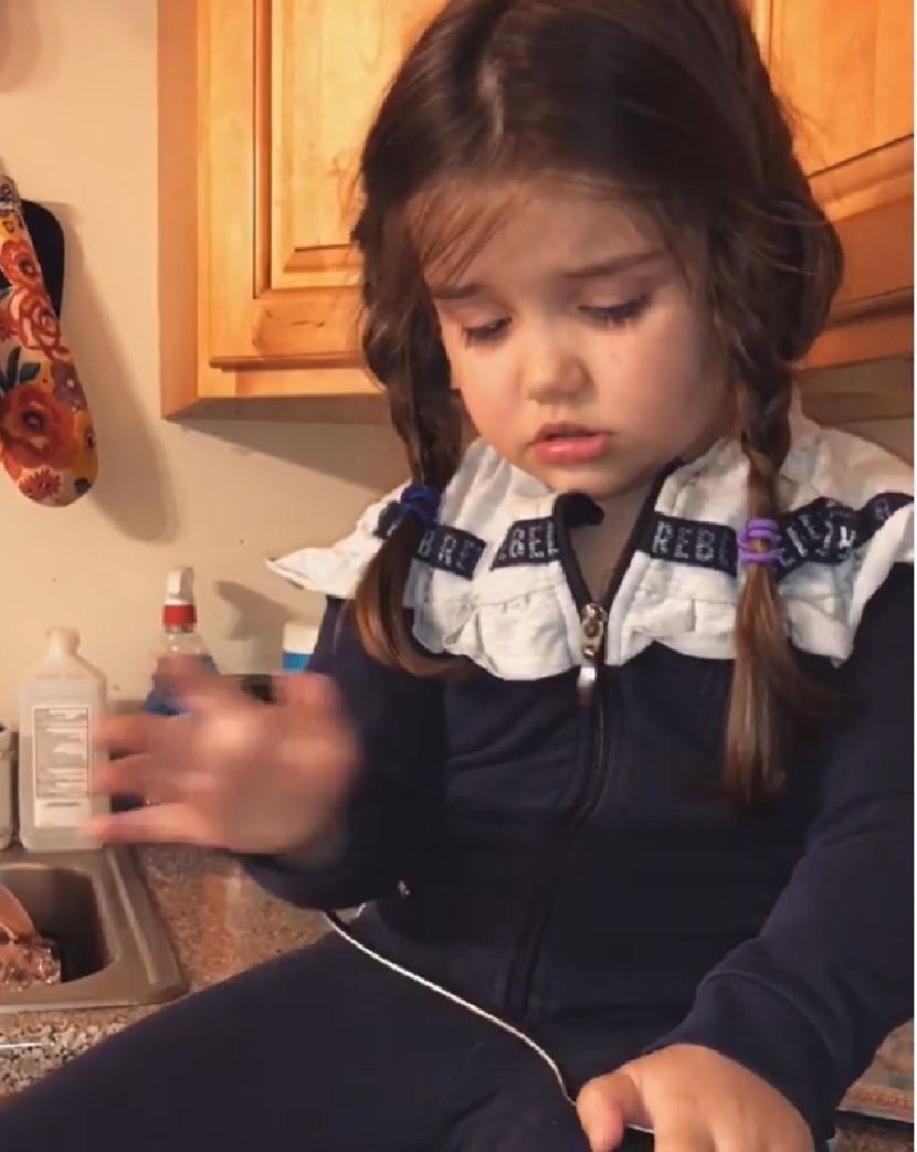(ВИДЕО) Го „полуде“ Интернетот: 3 - годишната Николија ја обожаваат сите