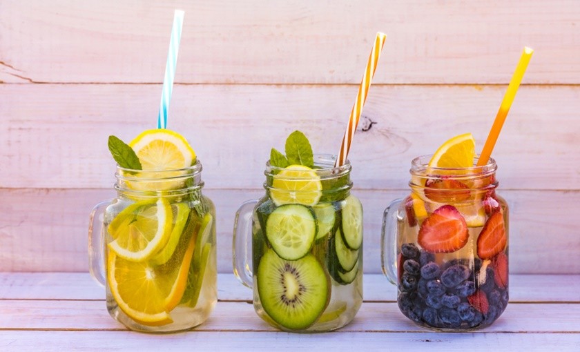 Витаминска вода е пијалок кој мора да го пробате: 5 рецепти за освежувачка вода со вкус на овошје