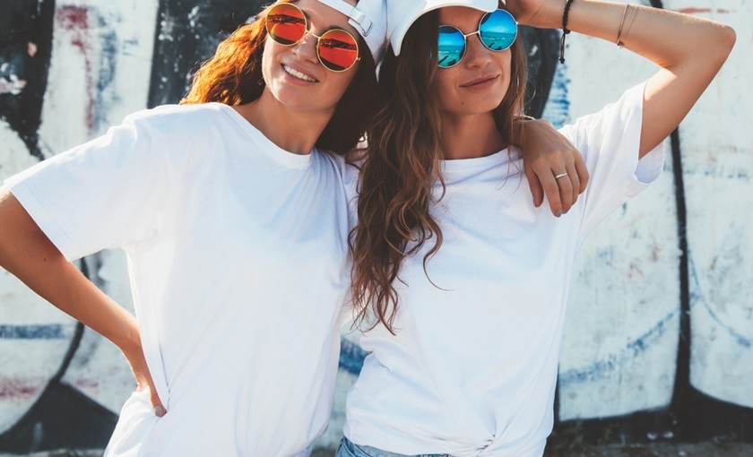 Белата маичка не мора да биде здодевна: 5 кул и тренди совети како да ја комбинирате