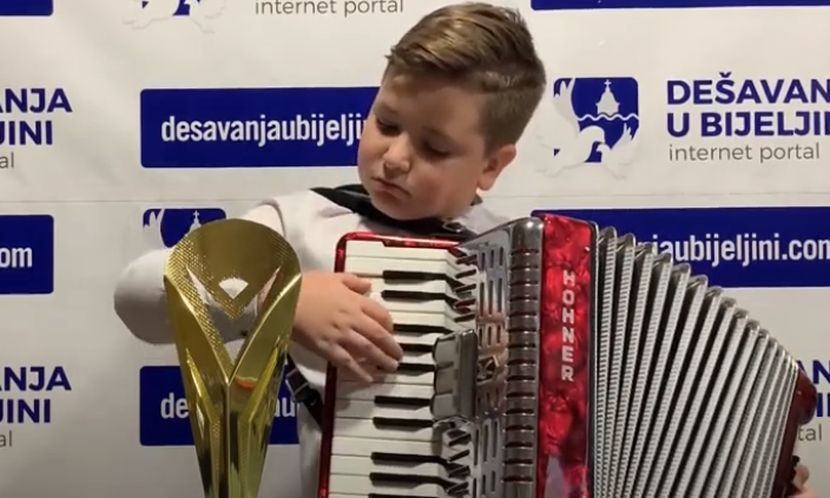 Виртуоз на хармоника: Има само 10 години, а веќе го освојува светот