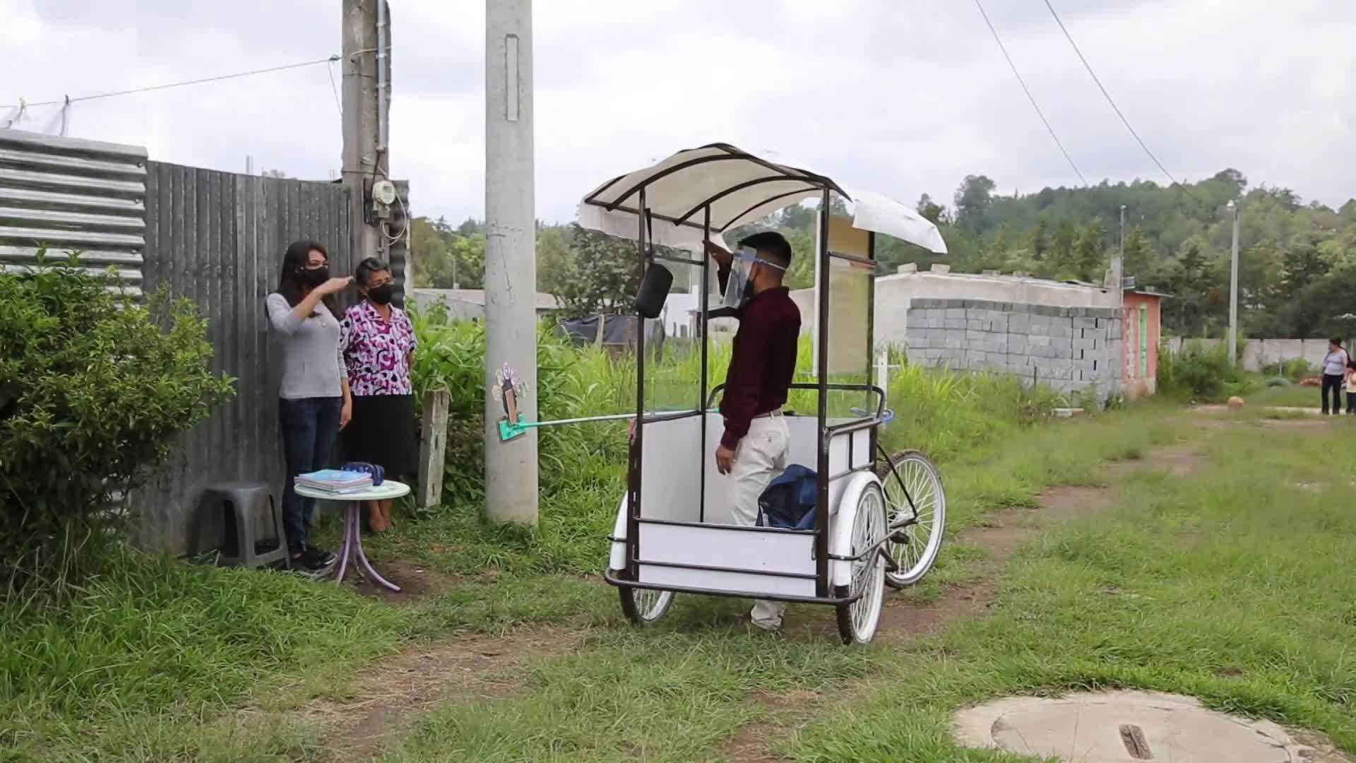 Посветеност во најтешки околности: Учител со трицикл оди во селата без Интернет за да предава