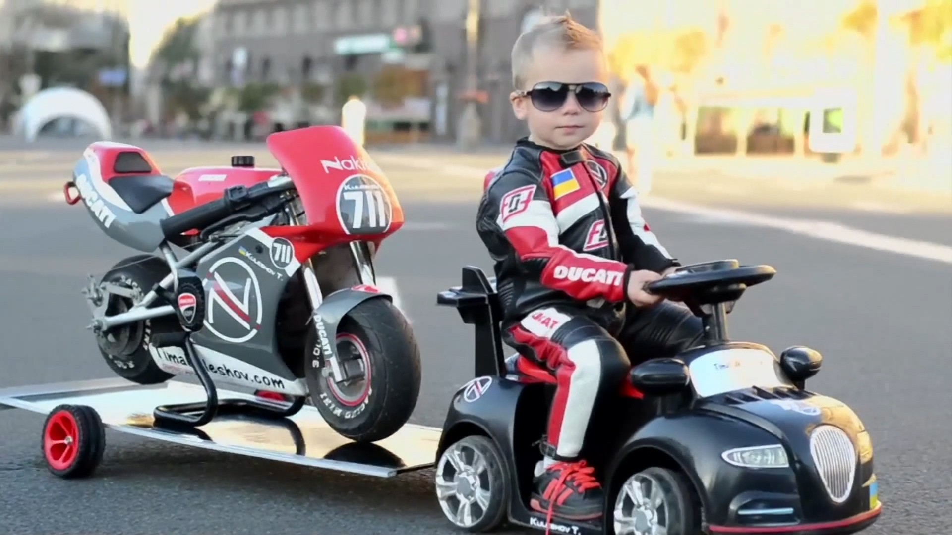 Каков шмекер: Шестгодишно момче прво научило да вози мотор, а потоа проодело