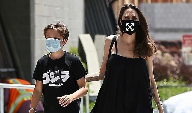 Комбинација на денот: Анџелина Џоли и нејзиниот син усогласени во црн аутфит