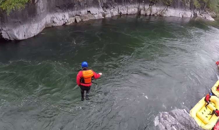 Маркус и Мартинус не знаат за страв: Од 6 метри висина скокнаа во студена вода