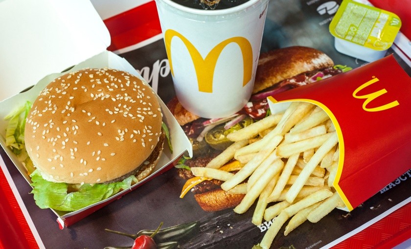 (ВИДЕО) Како изгледаат компирчињата и хамбургерот од Мекдоналдс по 24 години?