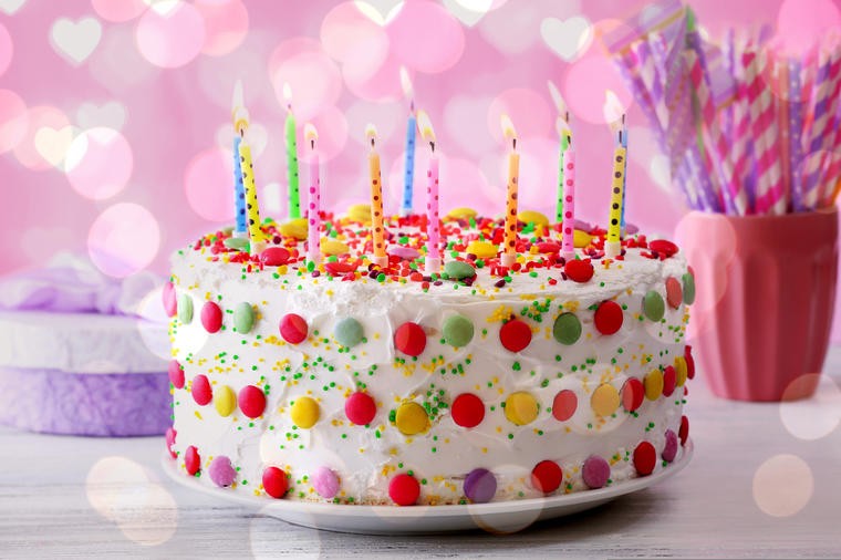 Слатката историја на роденденските торти и дувањето на свеќи: Од каде потекнува обичајот?