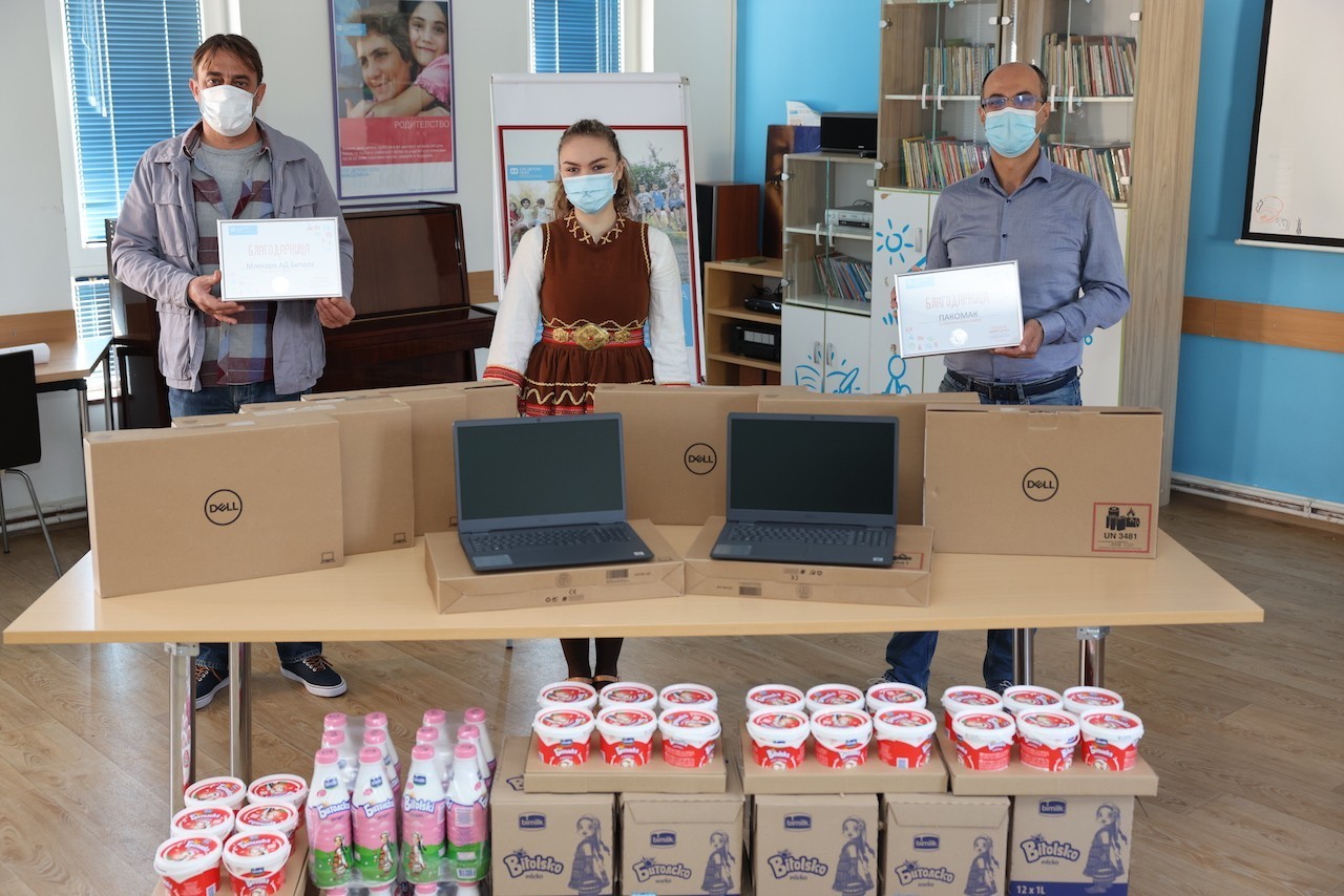 Битолска млекара и Пакомак донираат производи и лаптопи за децата од СОС Детско село за следење онлајн настава