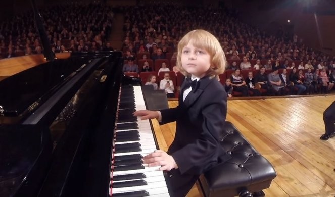 Малиот Русин едвај се качува на столчето, а неговите настапи останаат без здив: Зошто го викаат Моцарт на 21 век?