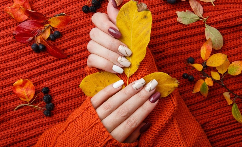 Есен на твоите нокти: Маникир кој ќе ја долови есенската атмосфера, а секој може да го направи