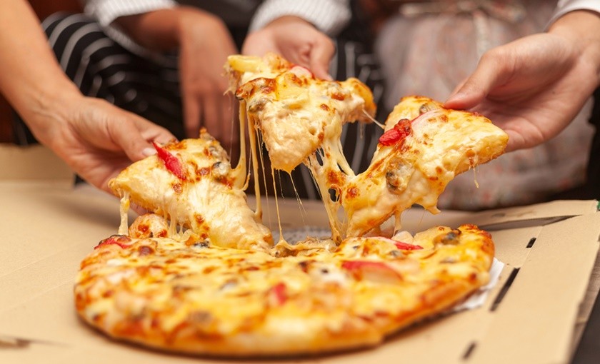 Математиката има одговор: Прашањето кое сите нѐ мачи - Да нарачаме мала или голема пица?