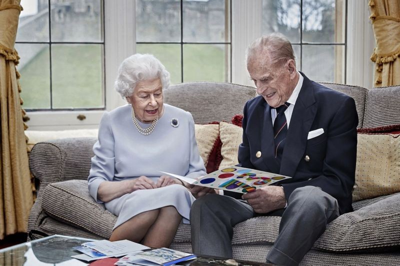 Најубавиот подарок е од внуците: Кралицата Елизабета и принцот Филип прославија 73-годишнина од бракот (ФОТО)