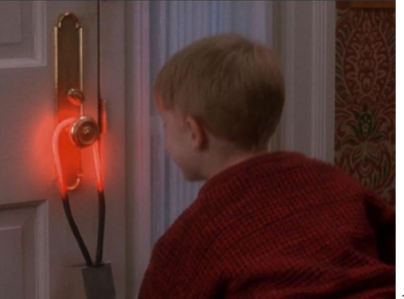Легендарна сцена! Дали знаете што употреби Кевин во филмот „Сам дома“ за загревање на кваката?