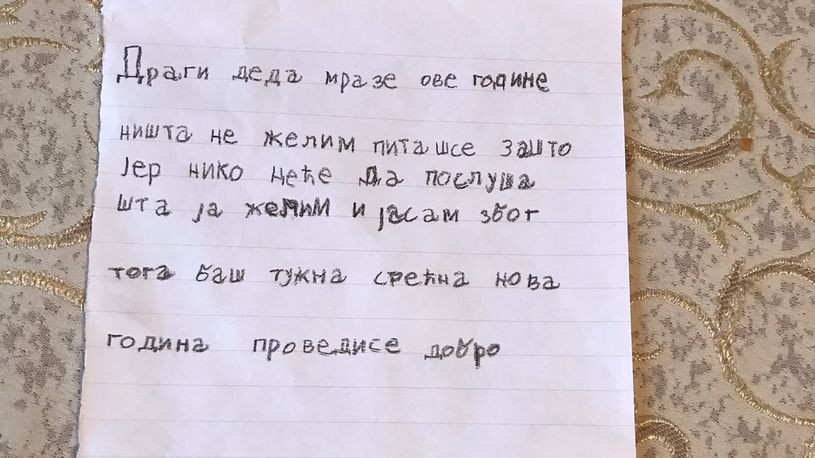 Теа се налутила на своето семејството и испратила писмо на Дедо Мраз: За писмото на 7 - годишното девојче зборува цел регион