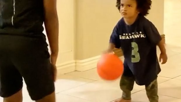 Дали ова е новиот Мајкл Џордан: Ова 2 - годишно момче домира во баскет