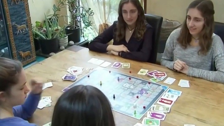 Сестри во карантин смислиле друштвена игра: Сега се продава „како алва“