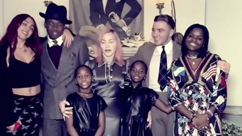 Не дозволува да ги заборават корените: Мадона за празниците ги однесе четирите посвоени деца во нивното родно место