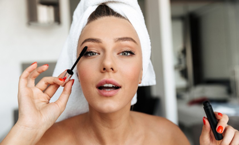 Новиот тренд во шминкањето ги збунува луѓето: Намерно се нагласува нешто што досега го криевме